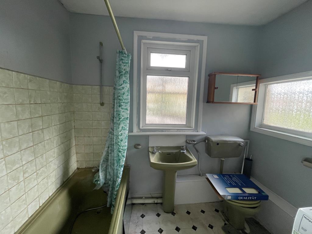 Lot: 158 - VACANT FLAT FOR IMPROVEMENT - Bathroom with W.C.